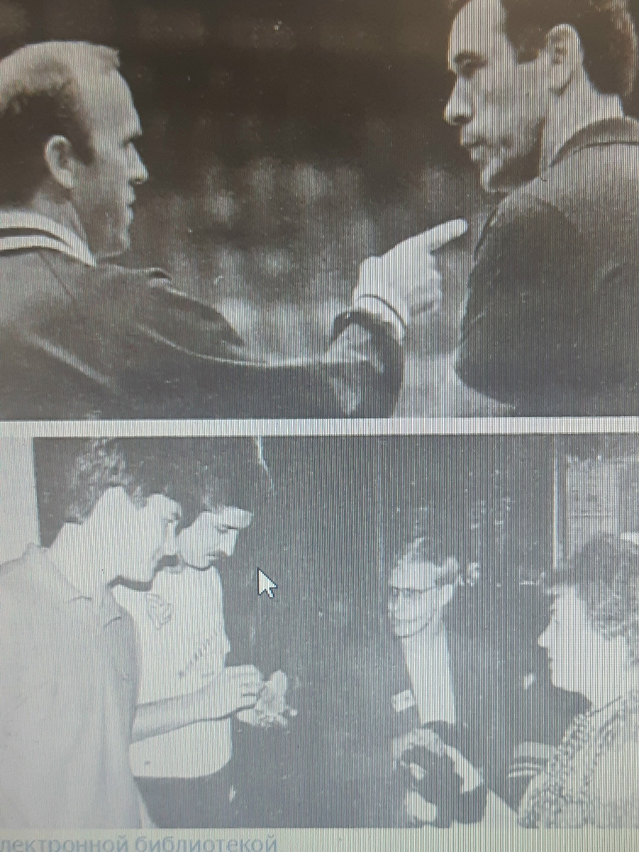 фото из уже далекого августа 1988 года.
Верхнее фото - Владимир Кондра (второй тренер советской сборной) оживленно разговаривает с тренером сборной США Марфом Данфи, ниже - у сувенирной лавки игроки сборной СССР Ярослав Антонов и Игорь Рунов.