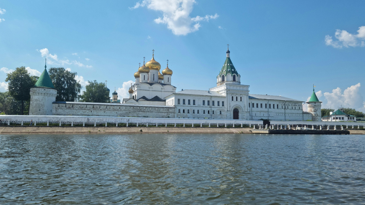 По левому борту – Ипатьевский монастырь. Похож на крепость, которая готова к осаде! 🛡️