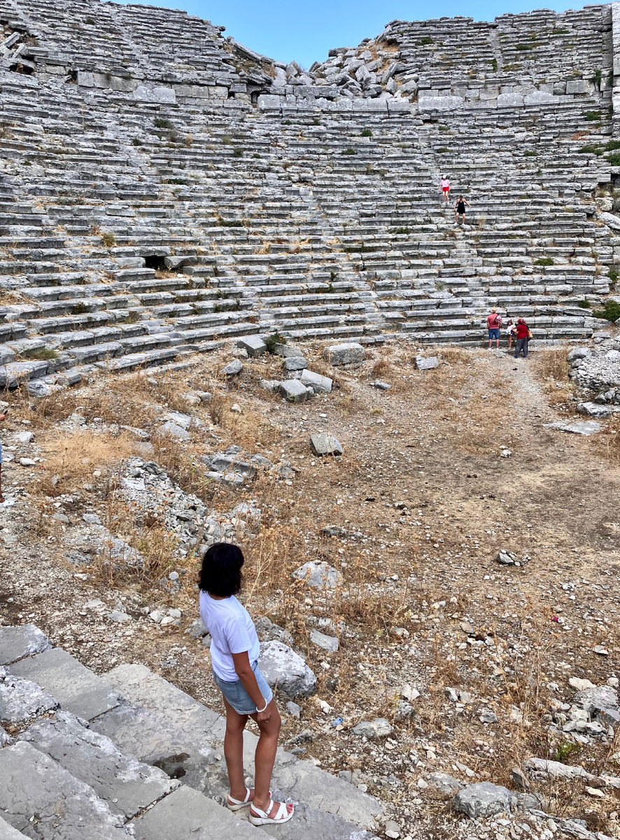 Представляете сколько ему веков?