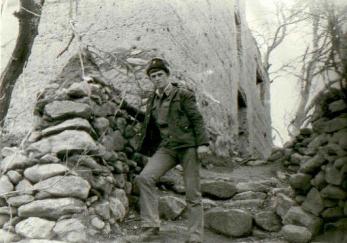 На фото офицер Дмитрй Делёв. Он назвал эту фотографию «Руха. Где-то возле медсанчасти.»