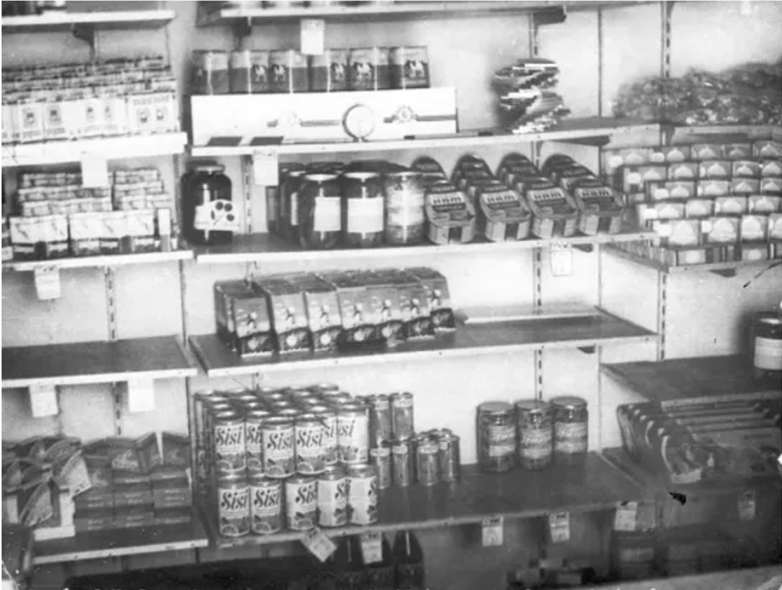 Афганистан, Витрина магазина Внешпосылторга. Разнообразие не мельтешит в глазах, всё просто, со вкусом и от того приятно. Белую полосу жизни начинаешь ощущать прямо с порога.