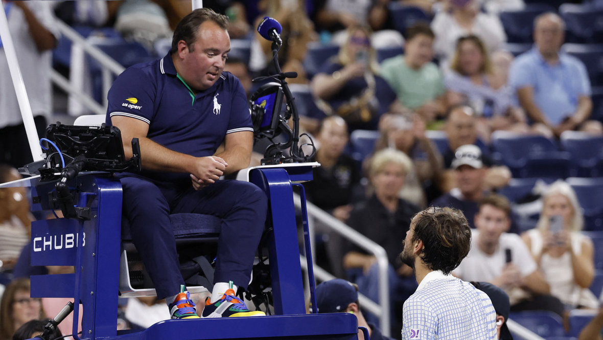    Даниил Медведев спорит с судьей. Reuters