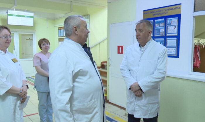 Справа - тогда еще министр Юрий Бойченко во время посещения Солнечной ЦРБ / фото: пресс-служба Минздрава Хабаровского края 