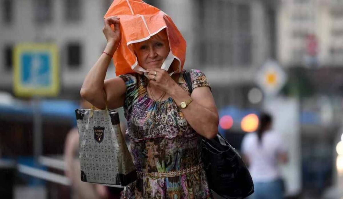     Женщина идёт в дождь. Источник: ria.ru Автор фото: Алексей Майшев