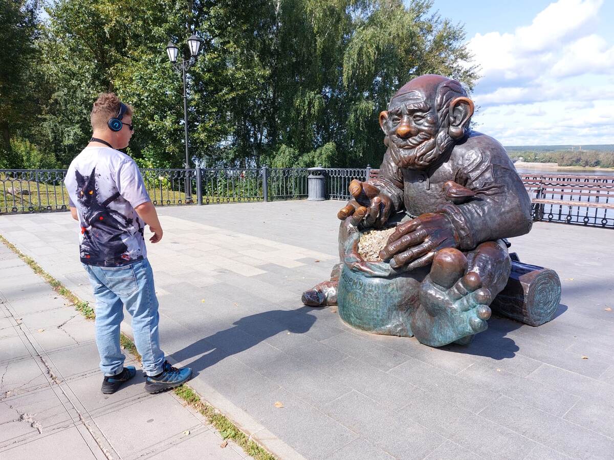 позировать Миша не хочет, идёт везде без остановок, тяжело его фотографировать. Тут хотя бы остановился надпись на мешке прочитать, а то бы тоже побежал дальше. Это на Набережной в Перми такая фигурка