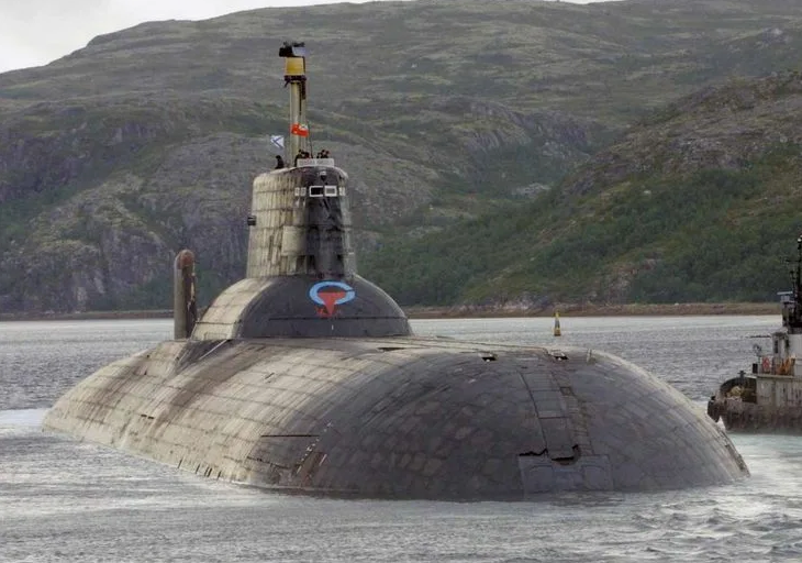 АПЛ проекта 941 "Акула" единственные в мире корабли, классифицированные как тяжелые подводные крейсеры. Её надводное водоизмещение (23200 тонн), фактически идентично водоизмещению ТАКР "Пётр Великий". Фото МО РФ