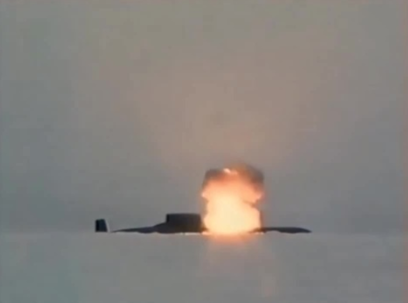 Момент старта МБР на Северном полюсе. АПЛ "Северсталь" была вооружена 20 твердотопливных МБР Р-39М, принятых на вооружение в 1989 году. Они имели радиус действия свыше 8000 км и считались аналлогом американского "Трайдента". Кадрв РТР-"Вести"