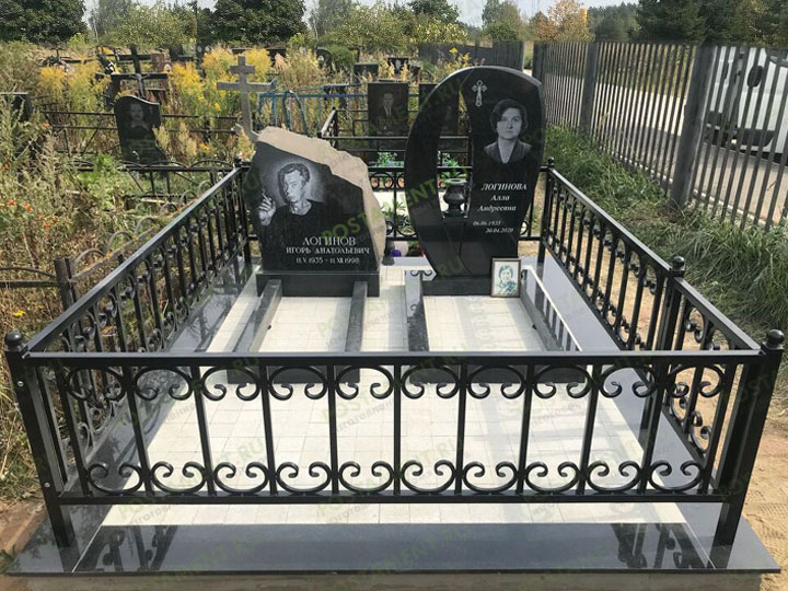 Мемориальный комплекс, с разными памятниками, на семейное захоронение