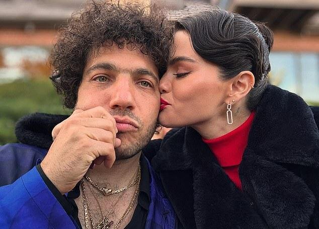 Бенни Бланко вызвал ярость в сети, съев в видео элитную чернику стоимостью 200 долларов