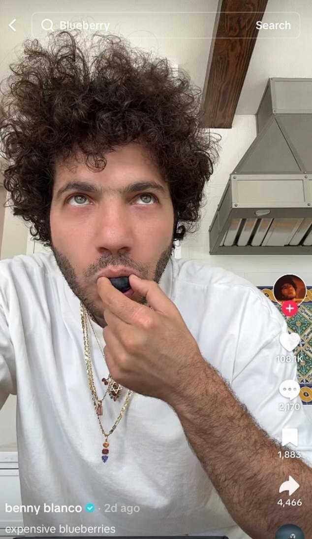 Помолвленный с Селеной Гомес продюсер показал дорогие ягоды в стильной черной упаковке, где каждая ягода лежала в отдельной ячейке