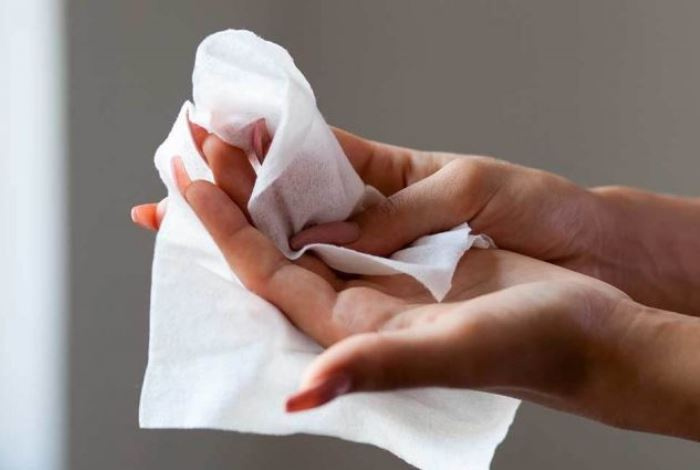 Врачи объяснили, чем могут быть вредны влажные салфетки