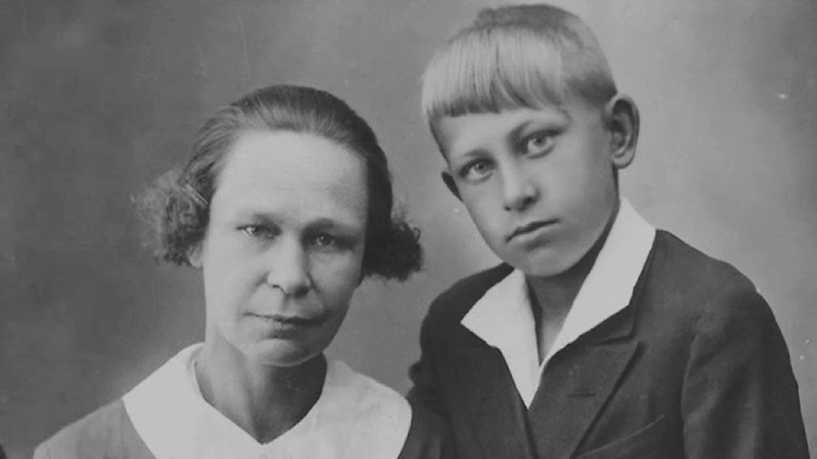 Евгений Александрович Евстигнеев с мамой. Источник изображения: https://vk.com/wall-47464649_218362