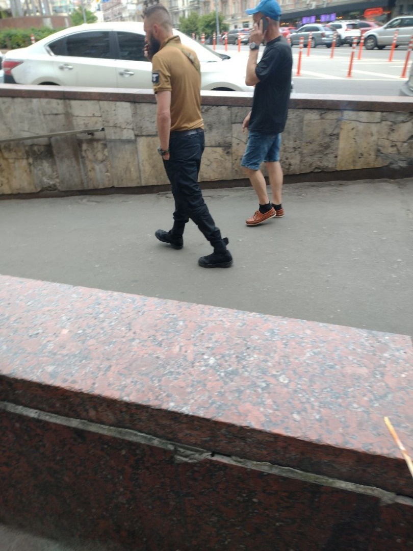    Под крыльями рейхсадлера. В Запорожье дети развернули нацистский флаг