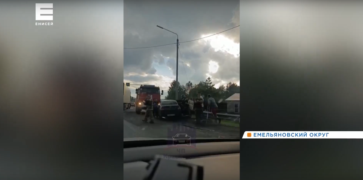     В Емельяновском округе грузовик протаранил легковушку