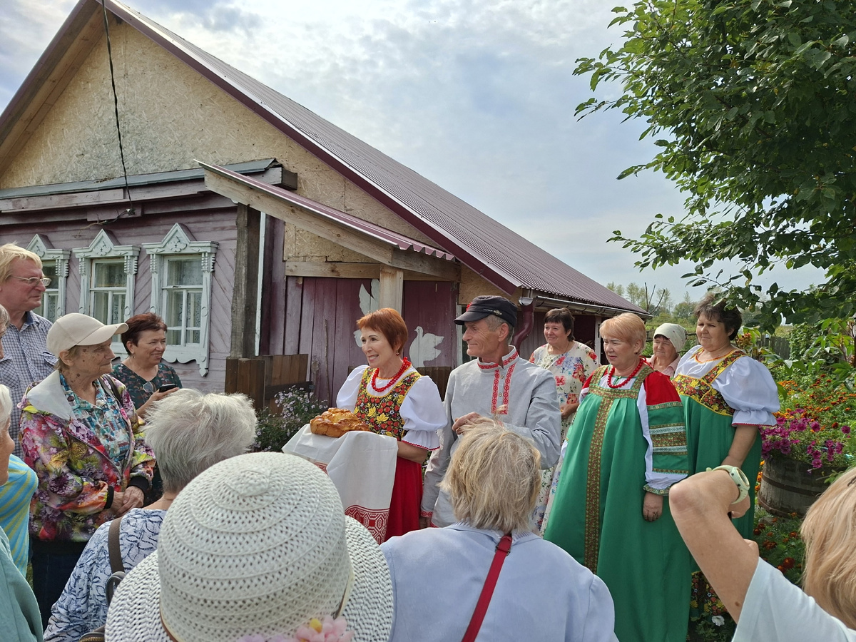 В селе Долгоруково меридиановцев встречали традиционными «хлебом-солью»