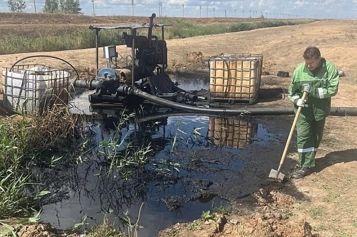    Под Волгоградом образовалось нефтяное озеро вблизи оросительного канала
