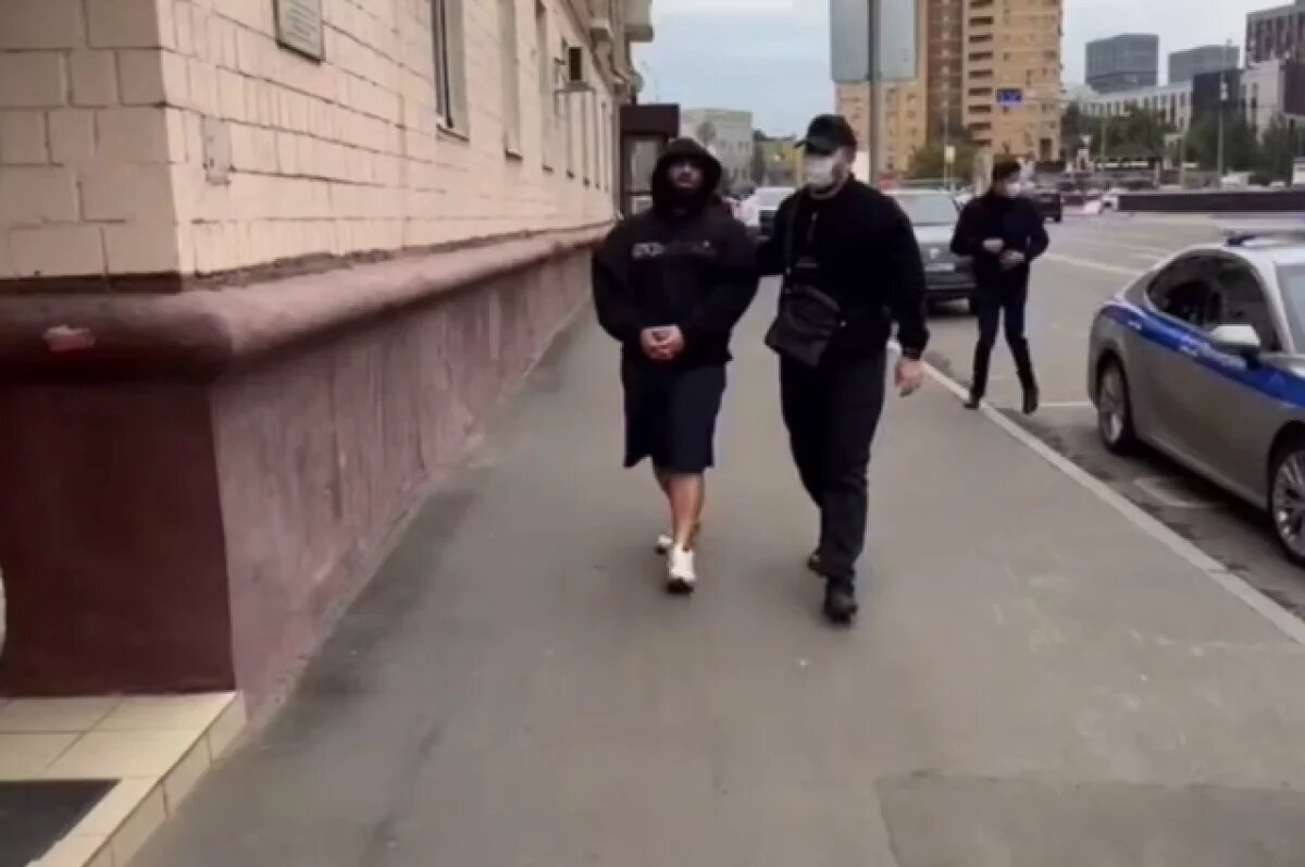    Прятался в багажнике.