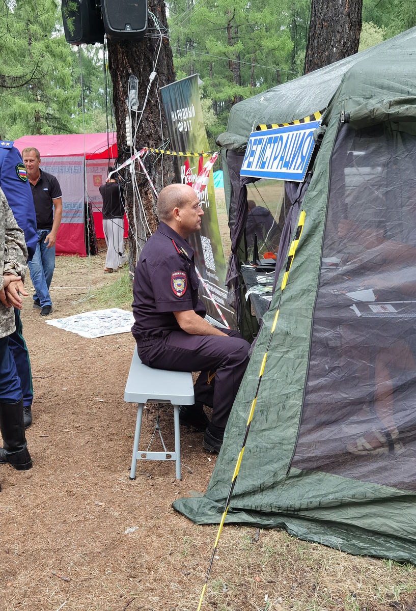 На фестиваль «Устту-Хурээ» генерал-майор полиции Юрий Завьялов приехал, чтобы посмотреть, как организована охрана общественного порядка. Но вот полагается регистрироваться всем посетителям фестивальной поляны, и он зарегистрировался