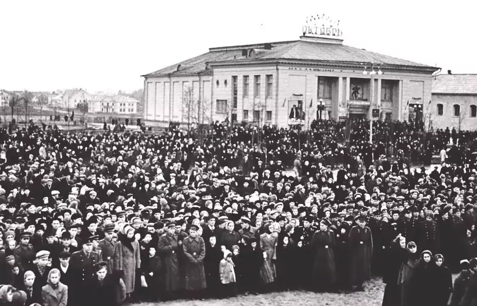 Открытие памятника Ленину в 1960 году в Пскове. Фото из Интернета