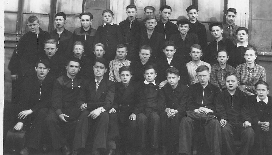Уходя, оставьте Свет: 15-я иркутская, выпуск 1954-го...
