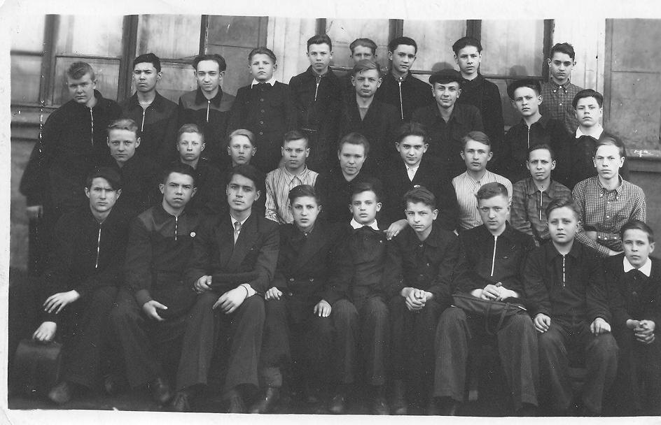 На фото автора: наш 8 В класс