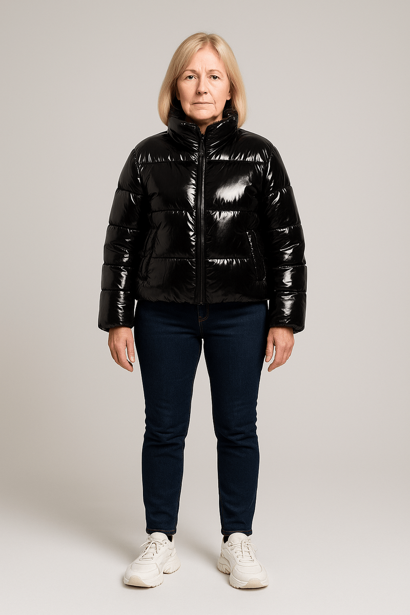 До: короткий блестящий пуховик, скинни, массивные кроссовки. Блеск расширяет верх, линия талии обрезает корпус, вертикаль ломается.