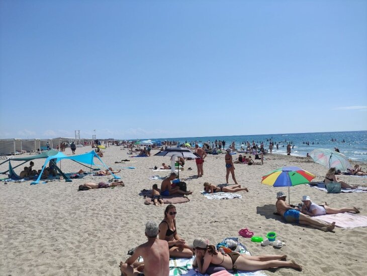     Пляж в поселке Мирный, западное побережье Крыма. Фото Кирилла Сомова.