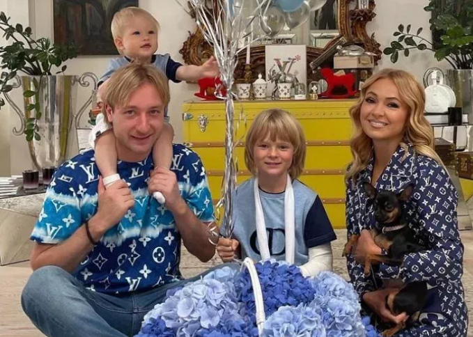 Яна Рудковская и Евгений Плющенко с сыновьями. Источник: hellomagrussia.ru