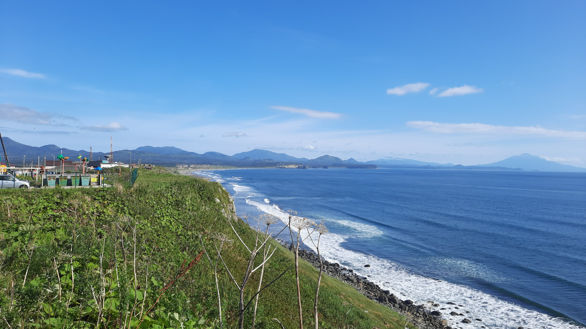 Тихо шепчет тихоокеанские берег