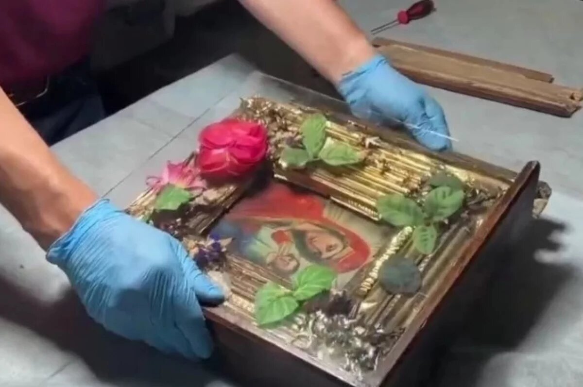    ФСБ показала икону с бомбой, которой хотели подорвать силовиков в Крыму