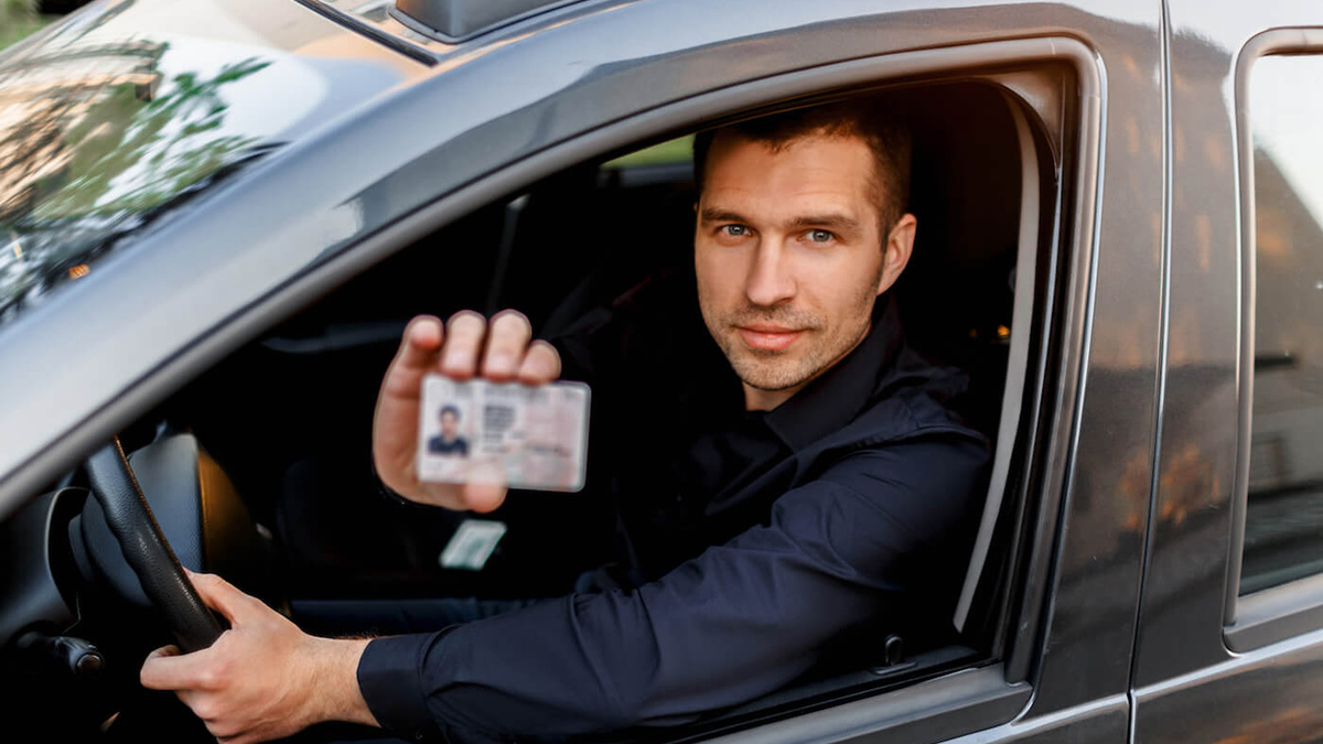 Если водитель не имеет прав или они отсутствуют добавляется арест сроком от 10 до 15 суток