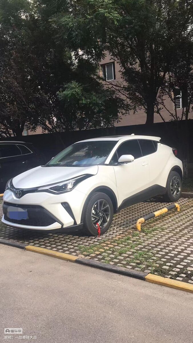 Фото 2. Передняя часть Toyota CH-R.