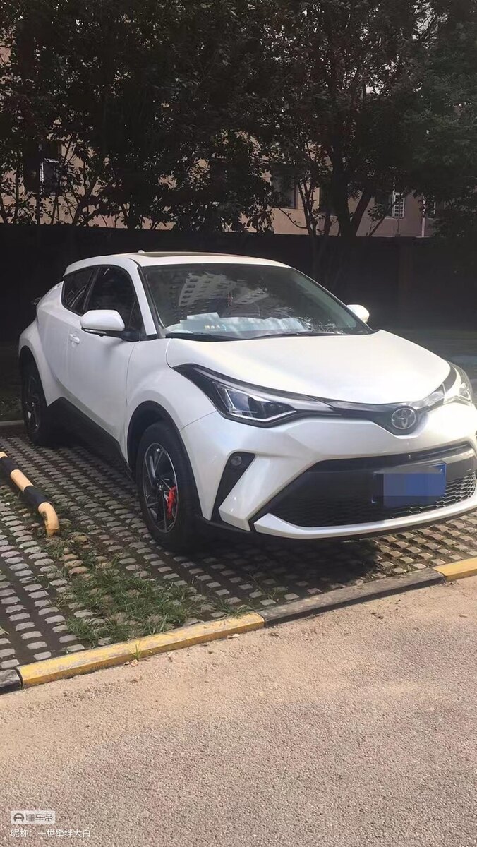 Фото 1. Передняя часть Toyota CH-R.