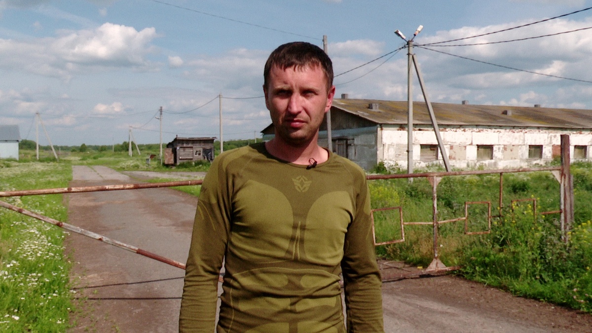 Иван Среда у фермы в селе Ворсиха