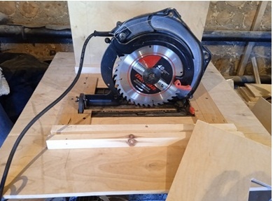 4.)Немного Саморезы .Распилив фанеру под ваши размеры- так как чем шире стол тем удобнее работать,неудобство габоритнов в перевозке. А для выездных работ я сделал стол под станок - 81 на 70