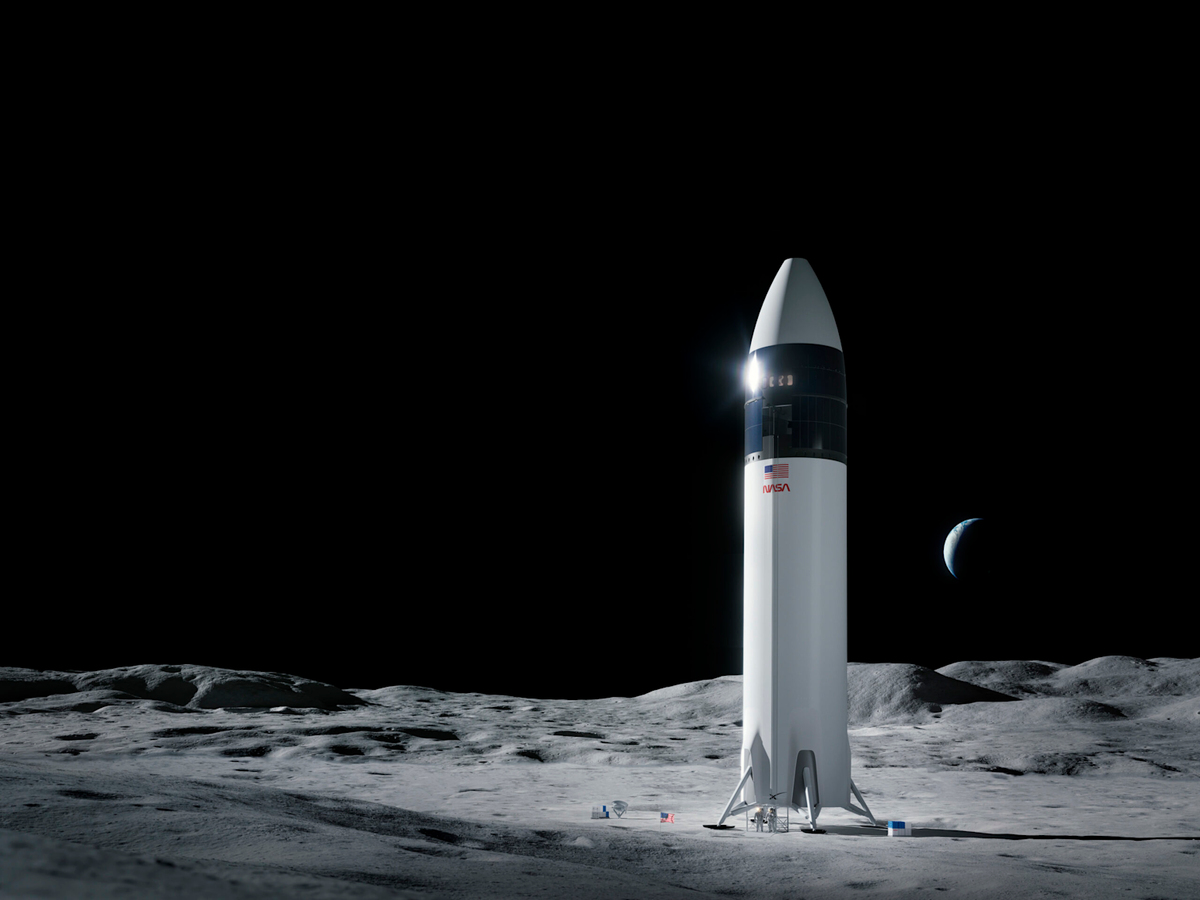 Лунный модуль НАСА «Артемида» стоит на Луне, на заднем плане видна Земля.