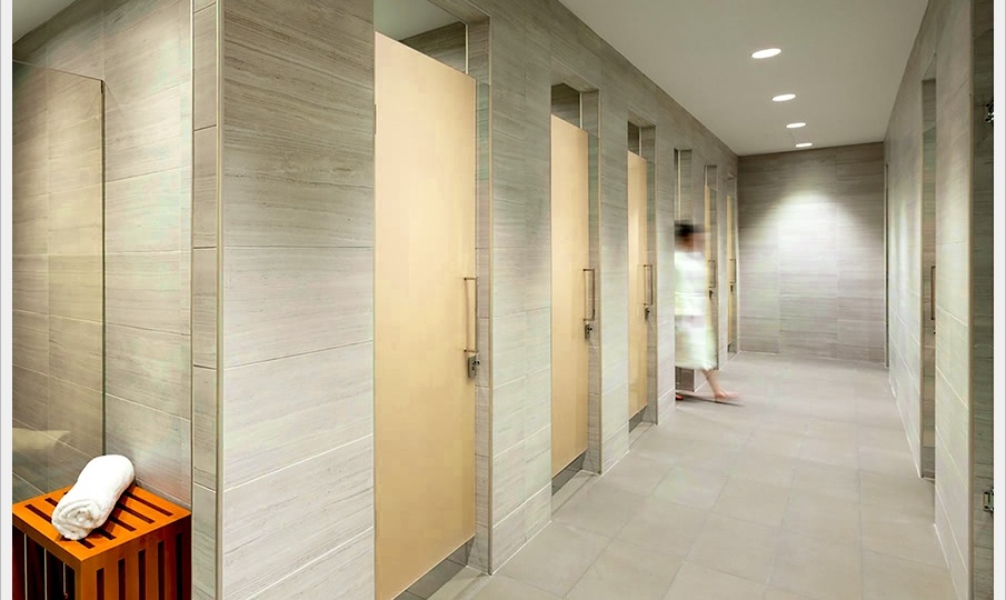 Мама устроила скандал, увидев учительницу в душе фитнес-клуба. Кара настигла моментально - осталась без абонемента