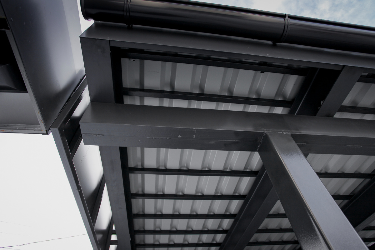 Навес из профнастила в стиле хай-тек