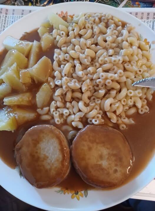  - Рыбные котлеты в коричневом соусе с картофелем и макаронами — это блюдо, на котором я вырос! Оно было просто восхитительным!😋😋