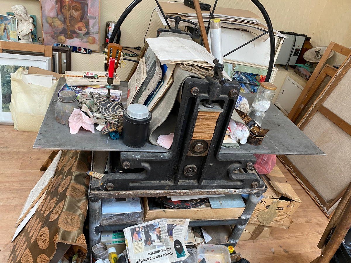 Офортный станок художника Кузнецова Анатолия Тихоновича в интерьере его мастерскрй на Сиреневом бульваре в Москве 