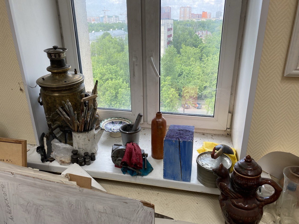 Натюрморт на окне мастерской, в которой работал мой отец Анатолий Кузнецов.