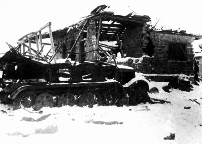 Подбитый полугусеничный тягач Sd.Kfz.11. Машина была уничтожена в Рогожинском поселке (Тула) в период с 30.10.1941 г. по 10.11.1941 г.