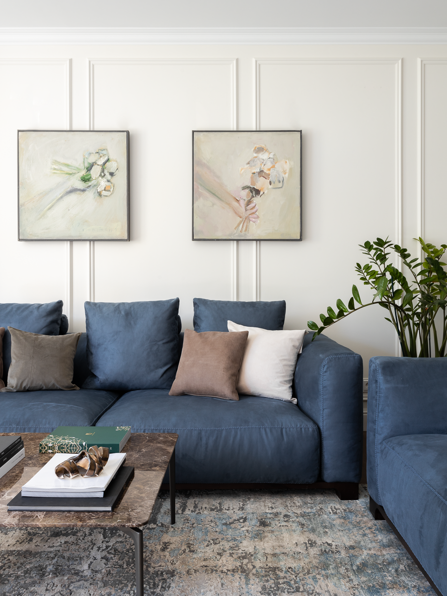 Благородный синий стал акцентом гостиной — он добавляет глубины и аристократичности пространству, подчеркивая сдержанную элегантность современной классики.