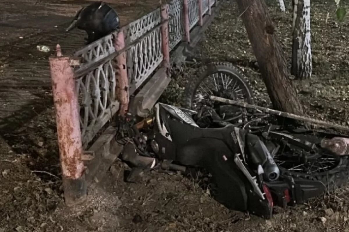    По данным Госавтоинспекции молодой человек, управлявший мотоциклом, не справился с управлением.