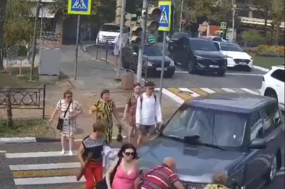    Попал на камеры момент ДТП в Сочи, где внедорожник врезался в пешеходов