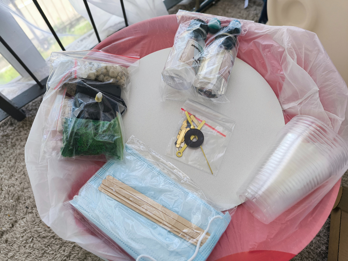 В комплекте есть все самое необходимое от СИЗ до декора