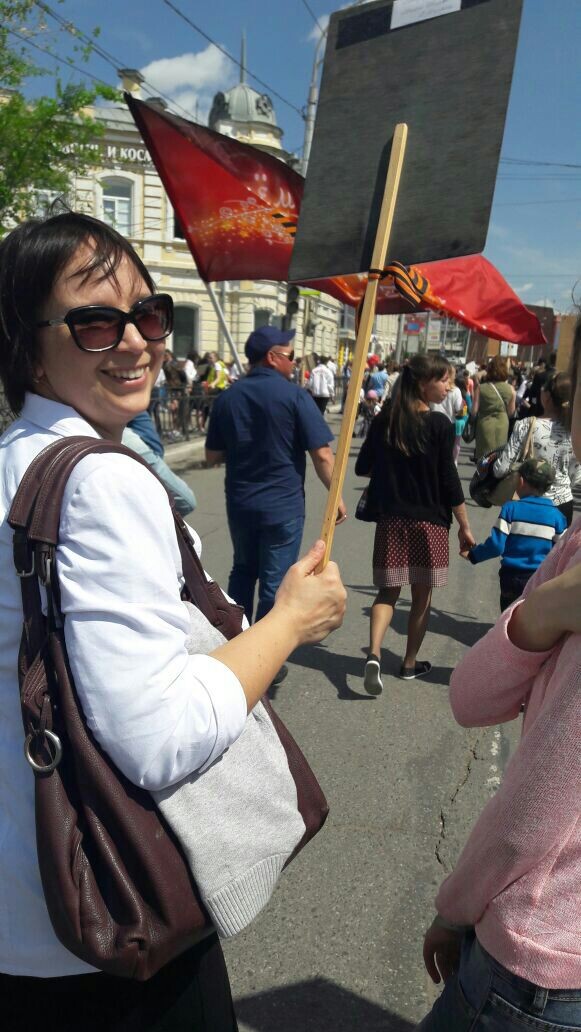 Каждое 9 мая я с портретом деда - в строю Бессмертного полка. Фото: Зеленая леди: сад, семья т томатный сок