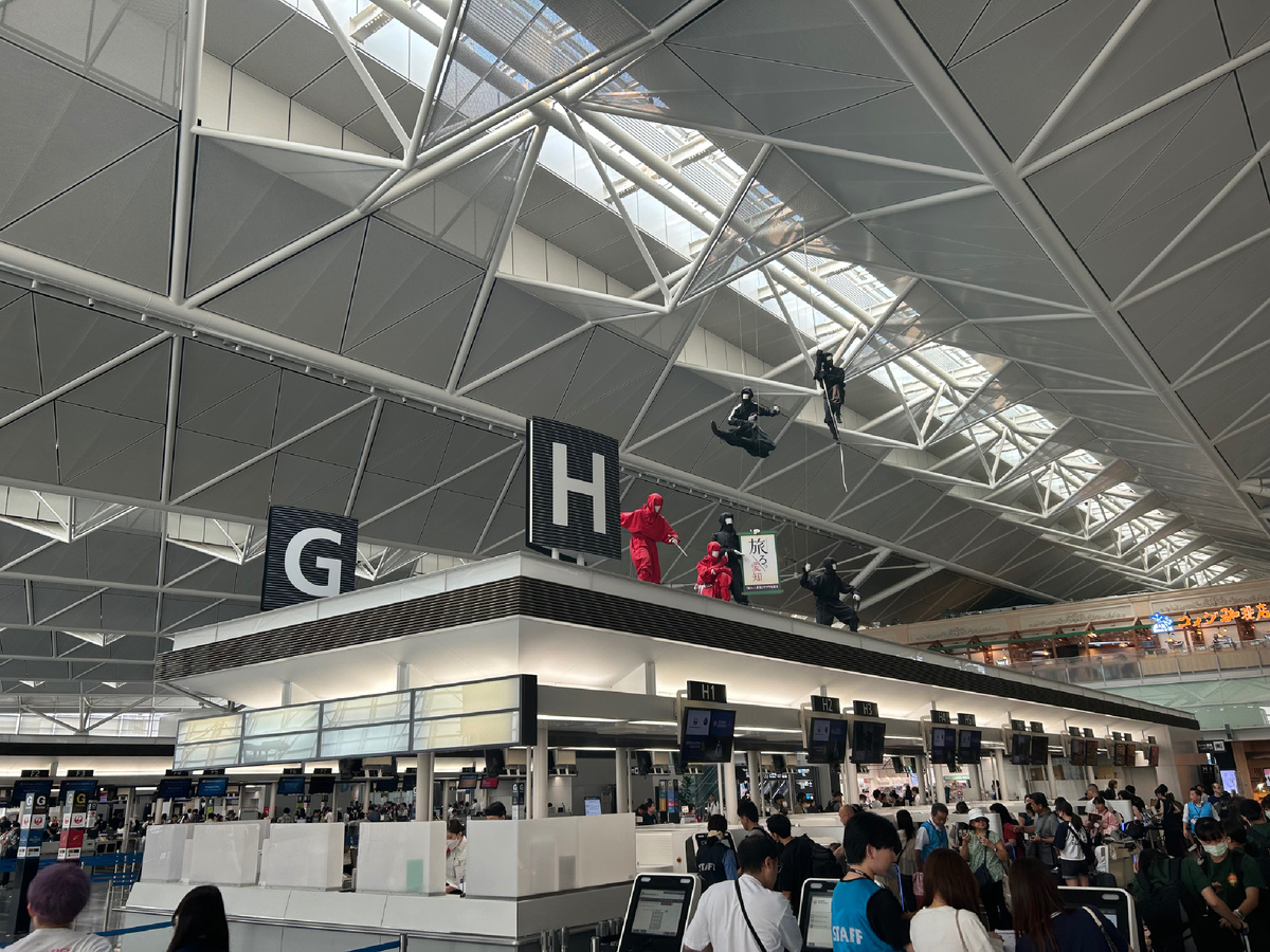 «Летающие» ниндзя в аэропорту Нагои.