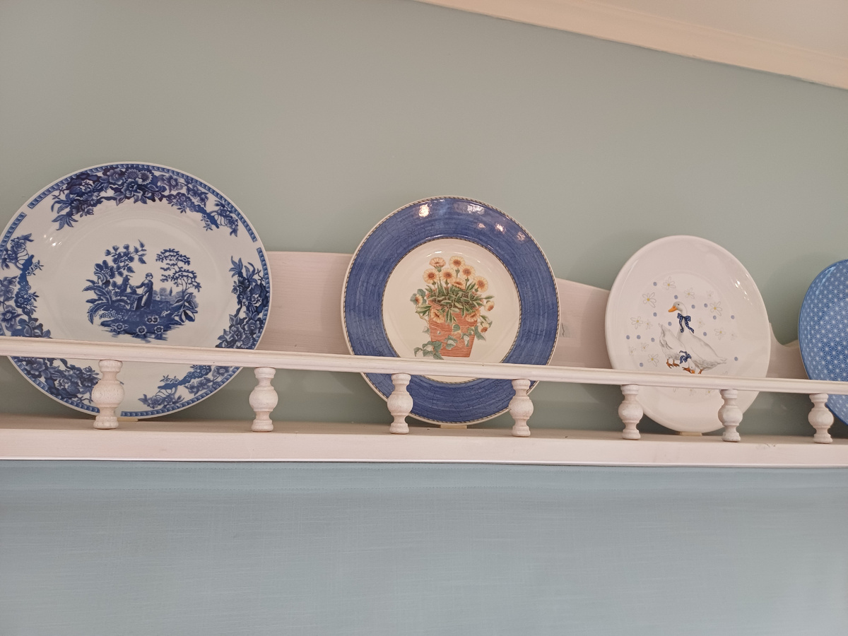 Полка настенная с тарелками. фото автора