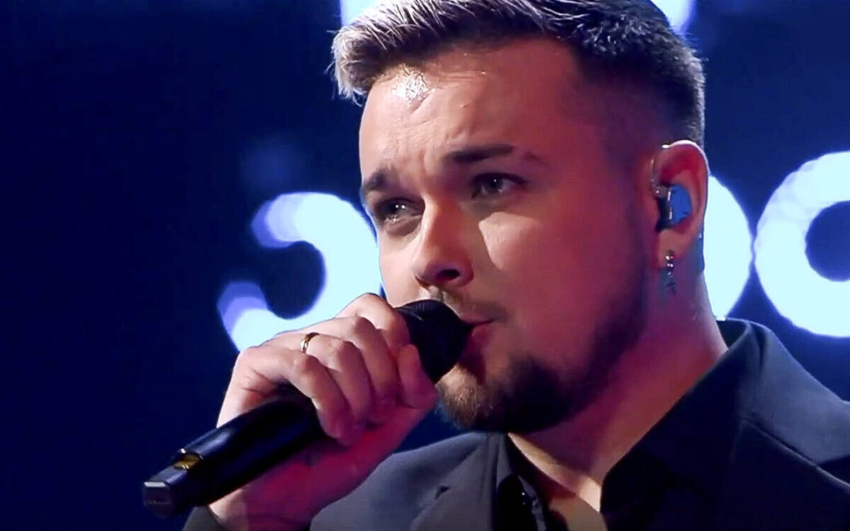 Игнат Изотов принял участие в 13-м сезоне популярного ТВ-шоу «Голос»Скриншот трансляции шоу «Голос» на Первом канале
